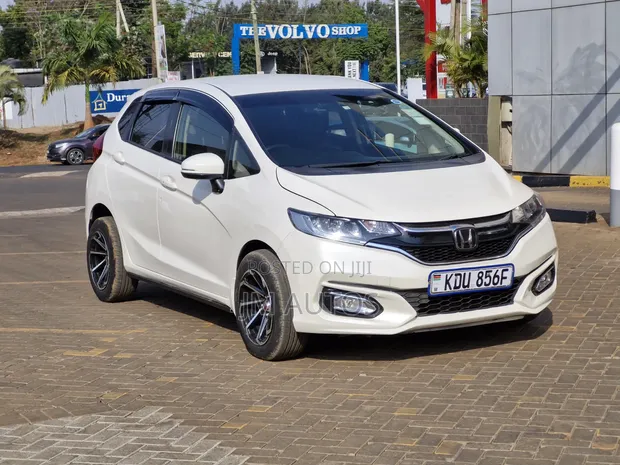 Honda Fit 2018 White - 1