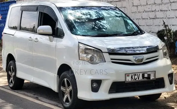 Toyota Noah 2012 White - 1