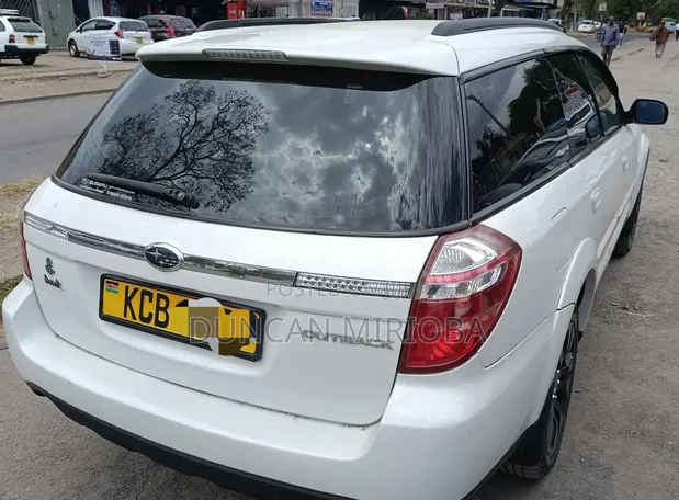 Subaru Outback 2010 White - 1