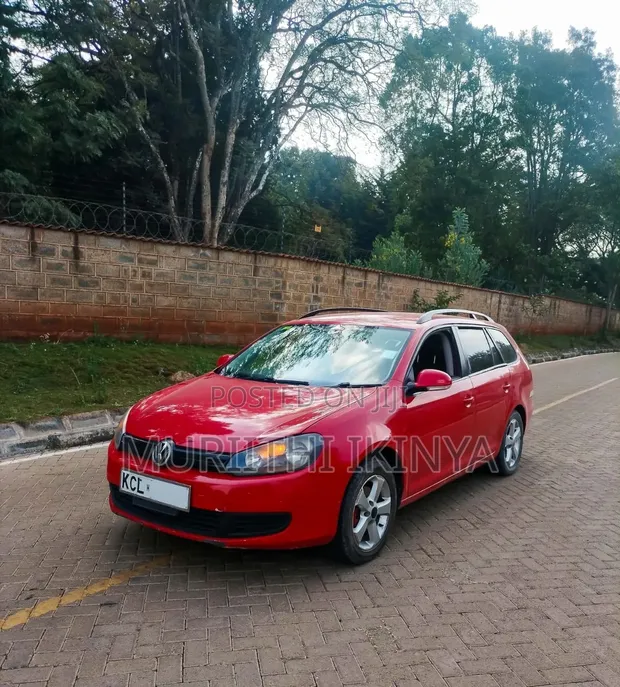 Volkswagen Golf 2011 Red - 1