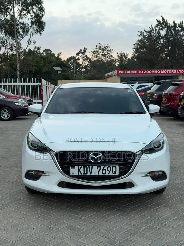 Mazda Axela 2018 Nyeupe - 1