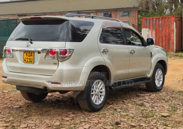 Toyota Fortuner 2012 Gold - 1