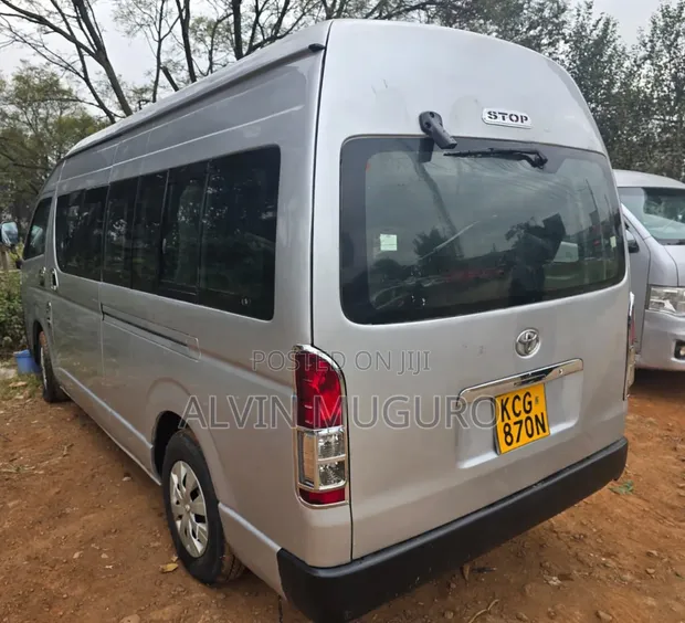 Toyota HiAce Commuter 2010 Nyeusi - 1