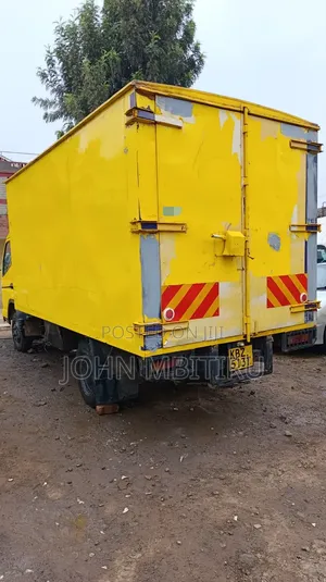 Mitsubishi Canter 2013 Yellow