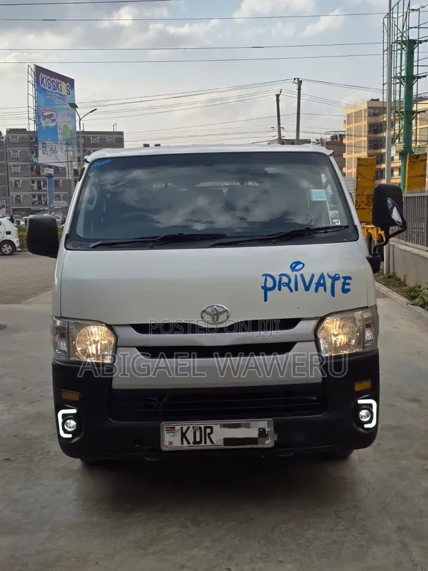 Toyota HiAce 2016 Nyeupe - 1