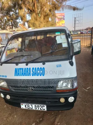 Toyota HiAce 2003 Nyeupe