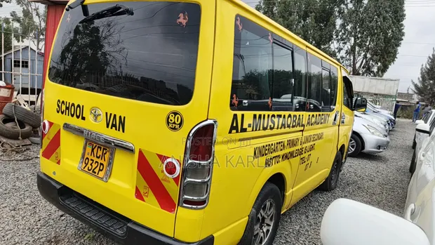 Toyota HiAce 2011 - Njano - 1