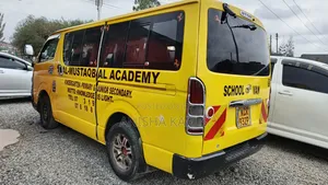 Toyota HiAce 2011 - Njano