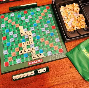 Mchezo wa Bodi wa Scrabble Classic - Mchezo wa Neno wa Familia
