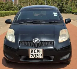 Toyota Vitz 2011 Nyeusi