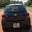 Toyota Vitz 2011 Nyeusi - 2