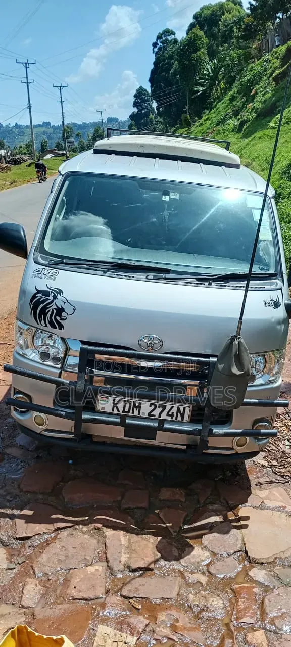 Toyota HiAce 2016 Nyeupe - 1