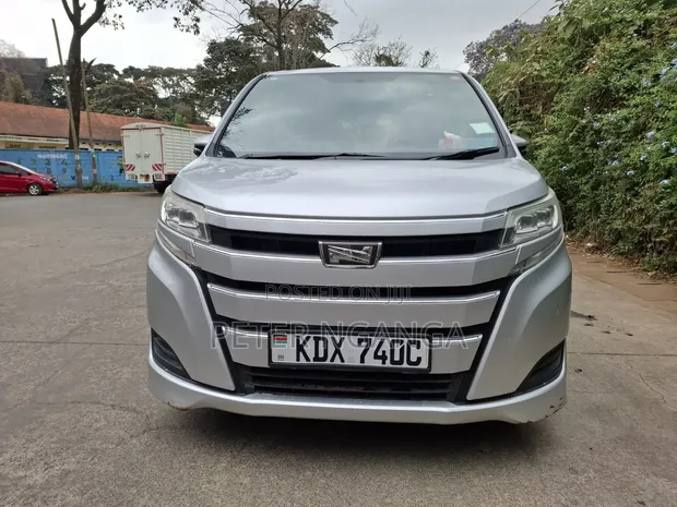 Toyota Noah 2.0 FWD (8 Seater) 2018 Silver - 1