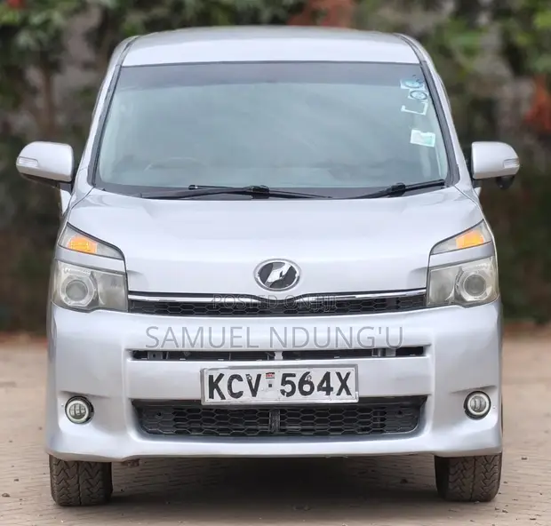 Toyota Voxy 2011 Silver - 1