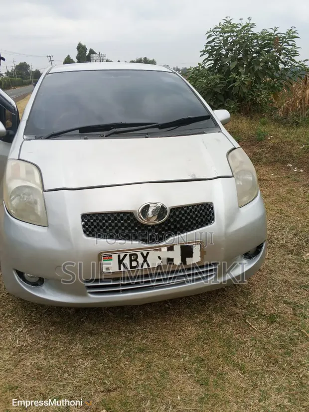 Toyota Vitz 2005 Silver - 1