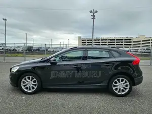 Volvo V40 D4 2019 Nyeusi