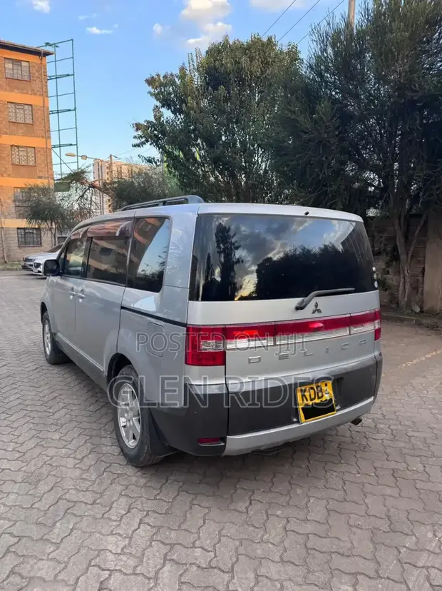 Mitsubishi Delica D:5 2013 Silver - 1