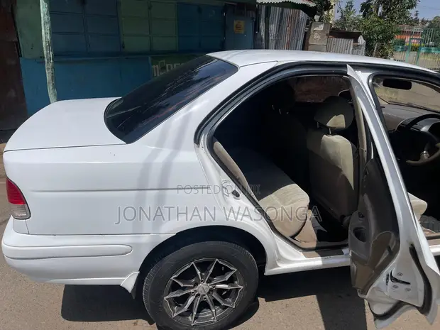 Nissan Sunny 2005 White - 1