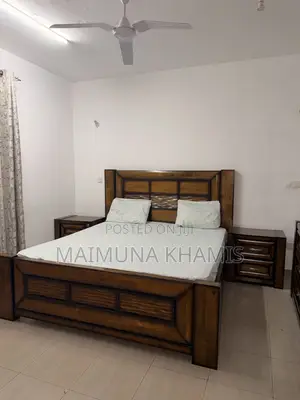 Kitanda cha King Size cha Furniture Palace na Meza za Kando 2