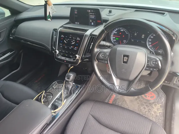 Toyota Crown Hybrid S 2018 Silver - 1
