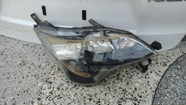 Toyota Spade Headlight (Used) - 1