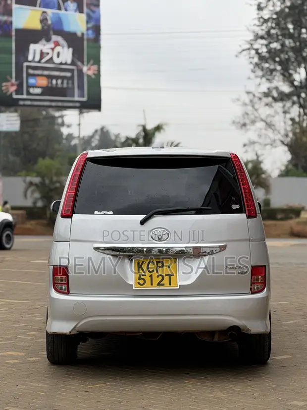 Toyota Isis 2011 Silver - 1