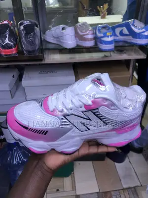 New Balance 2002R Sneakers - Nyeupe/Pink