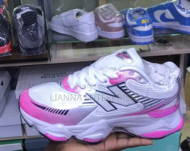New Balance 2002R White & Pink Sneakers za Wanawake - 1