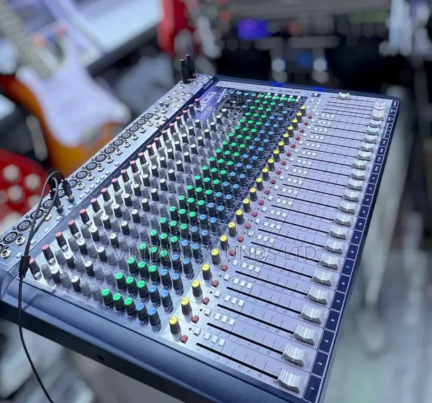 Soundcraft Signature 22-Channel Analog Mixer with Lexicon FX - 1