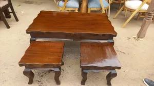 Queen's Leg Coffee Table with 2 Stools