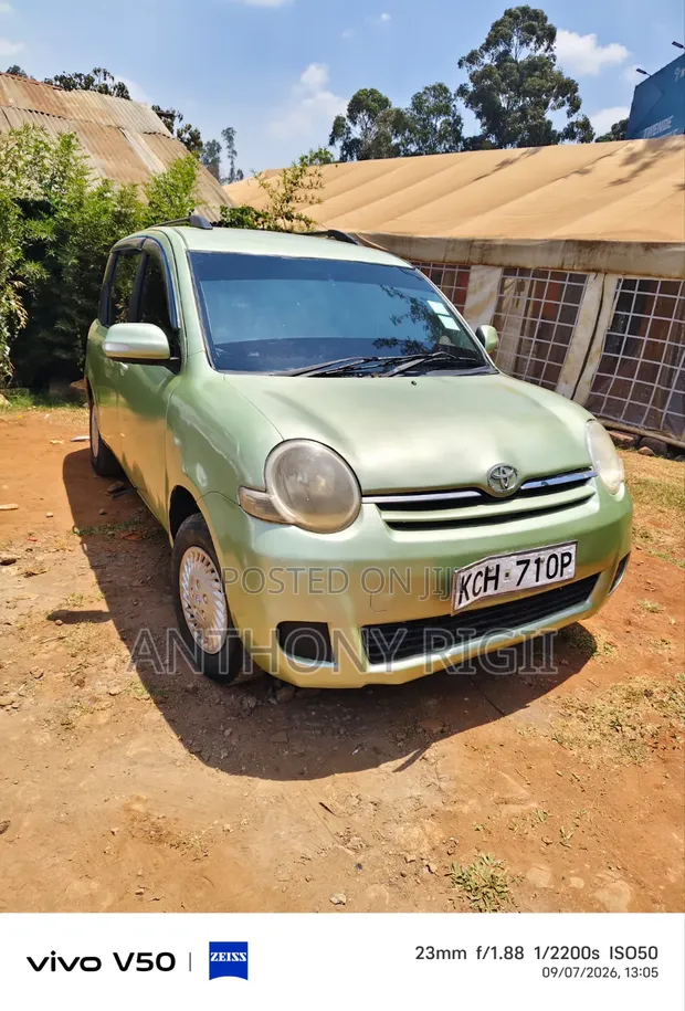 Toyota Sienta 2010 Green - 1
