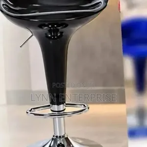 Black Bar Stool with Swivel Seat and Adjustable Height