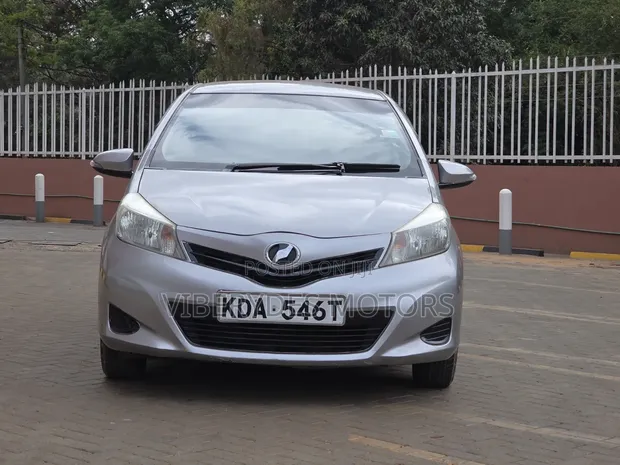 Toyota Vitz 2013 Silver - 1