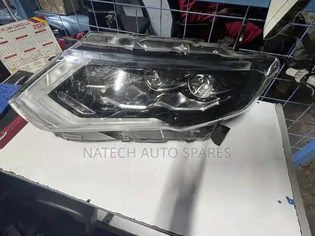 Nissan X-Trail 2015 Headlight (Used) - 1