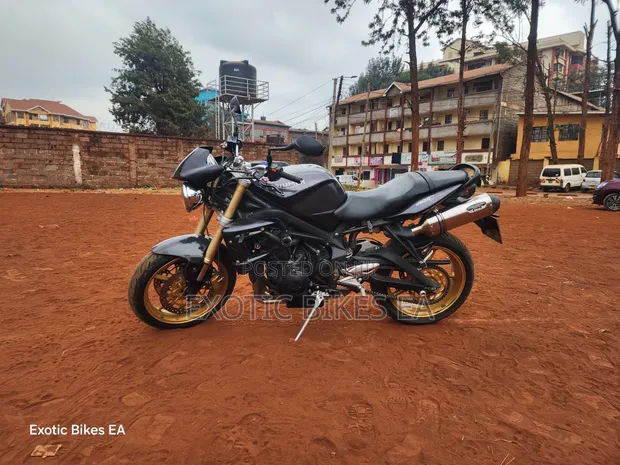 2011 Triumph Street Triple R - 1