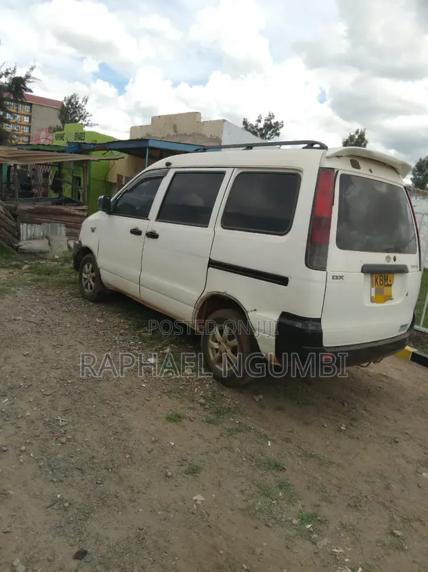 Toyota TownAce 2004 Nyeupe - 1