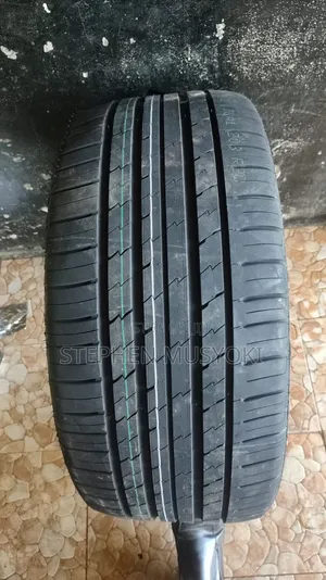 Roadking 285/35ZR22 Tyre