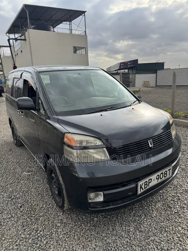 Toyota Voxy X 2WD 8-Seater 2006 - 1