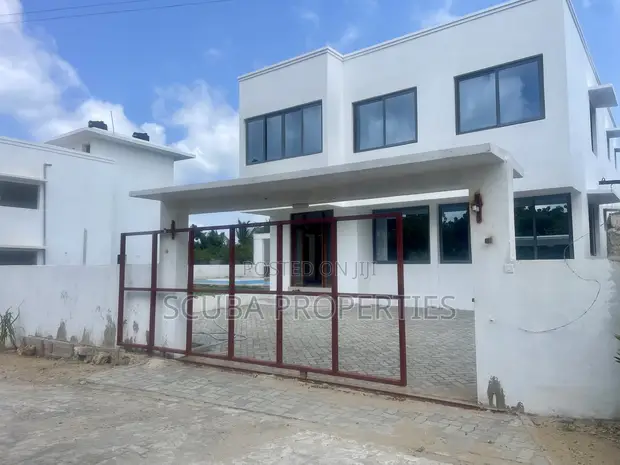 4 Bedroom House for Sale in Casuarina, Town Centre - 1