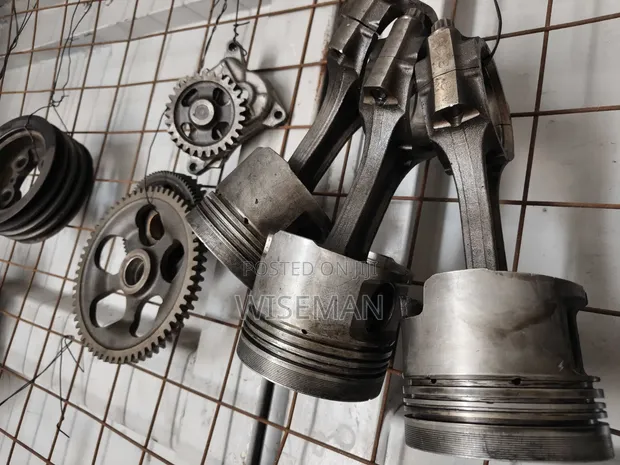 Isuzu 4.3 Pistons and Camshaft Rings (Used) - 1