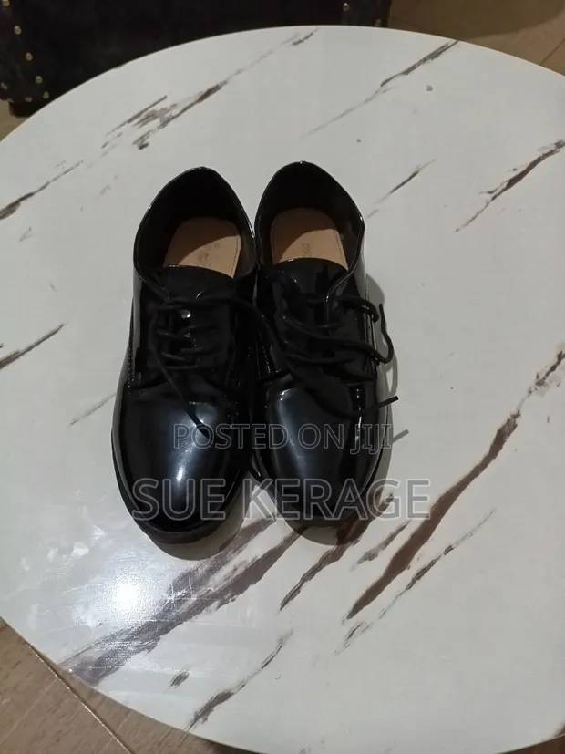 Viatu vya Wanawake vya Rangi Nyeusi vya Brogue - 1