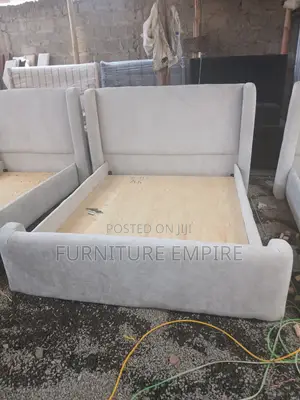 6x6 Off-White Chester Bed