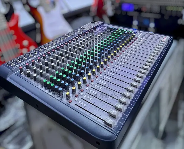 Soundcraft Signature 22 Mixing Console - 1