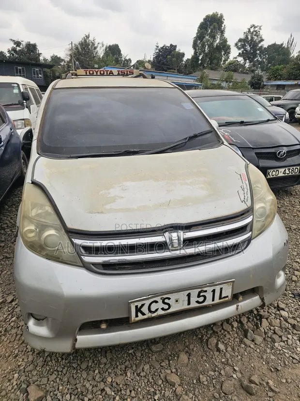 Toyota Isis 2011 Silver - 1