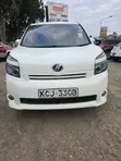 Toyota Voxy X 2WD 8-Seater 2010 White - 1