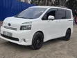 Toyota Voxy X 2WD 8-Seater 2010 White - 2