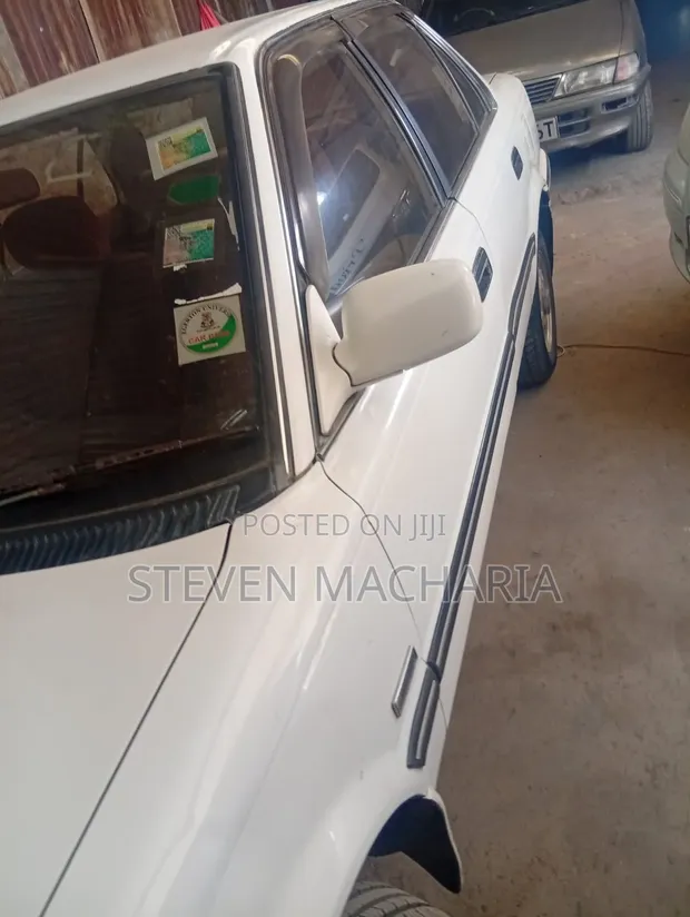 Toyota Corolla 2000 White - 1