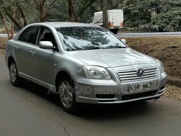 Toyota Avensis 2005 Silver - 1