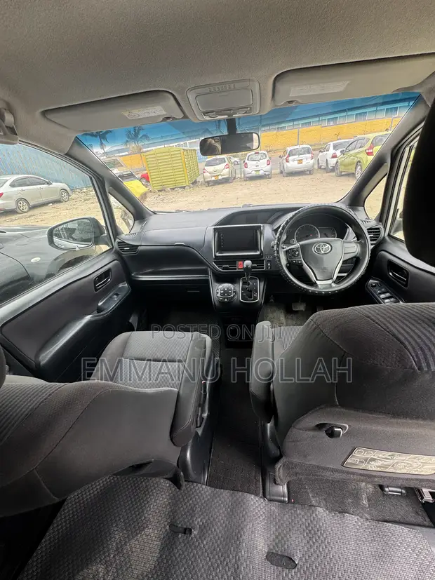 Toyota Voxy V 2WD 8-Seater 2015 Silver - 1