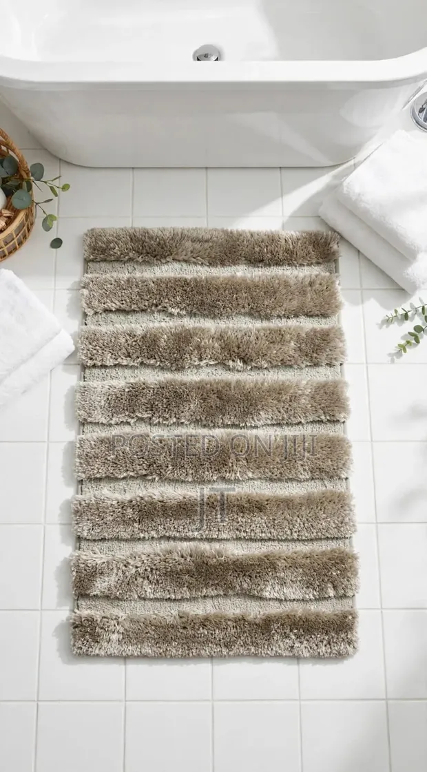 Luxury Plush Striped Bathmat (20"x32") - 1